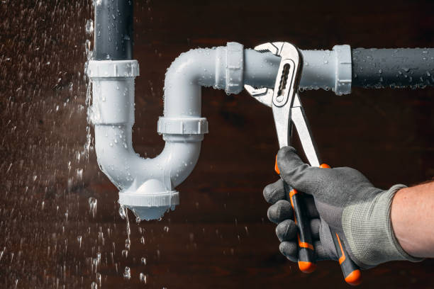 Professional Emergency Plumber technician working in Lenexa, KS